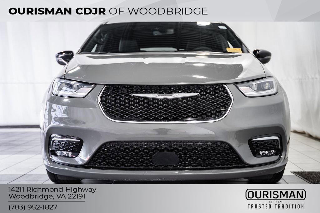 Used 2025 Chrysler Pacifica Select image 2