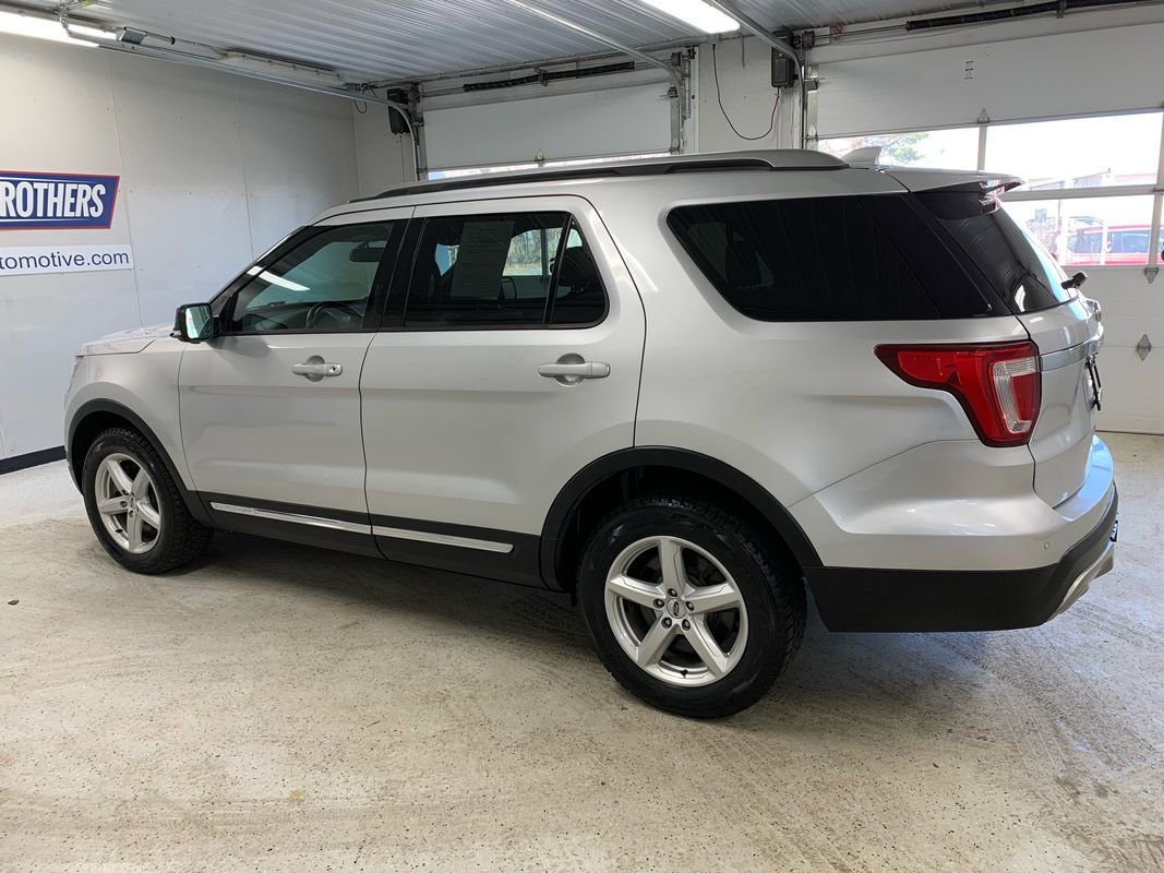 Used 2017 Ford Explorer XLT w/ Equipment Group 202A AWD/4WD image 3