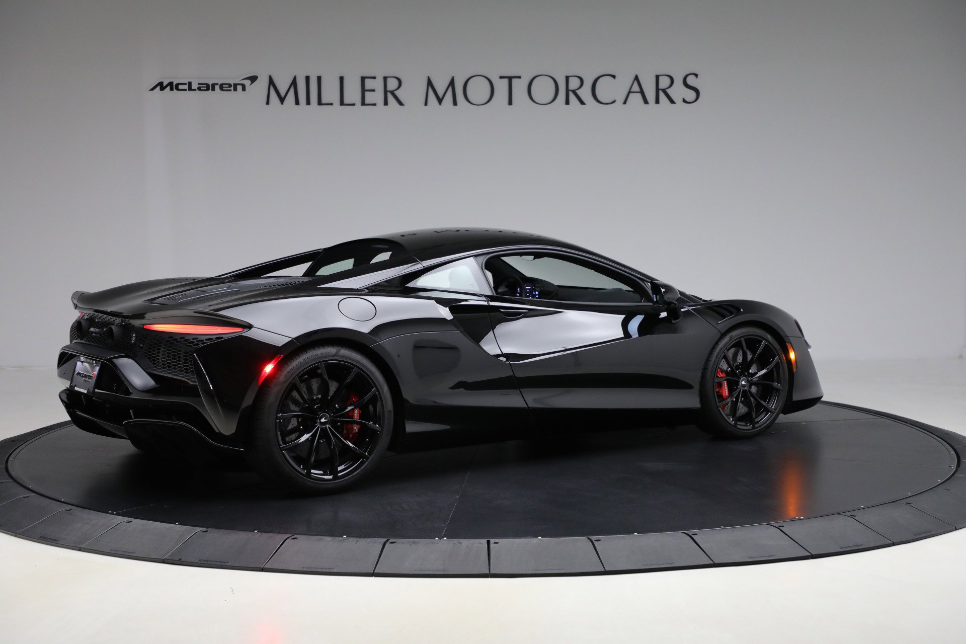 Used 2024 McLaren Artura image 8