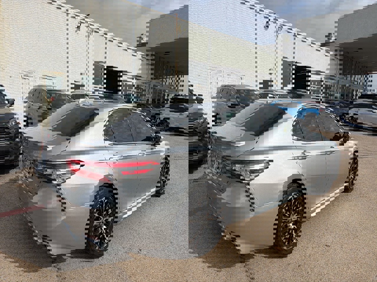 Used 2020 Toyota Camry image 3