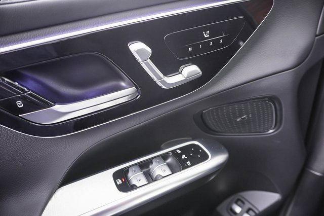 Used 2025 Mercedes-Benz GLC 350e 4MATIC image 12