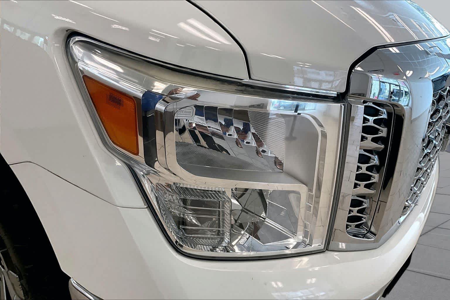 Used 2018 Nissan Titan SV w/ SV Convenience Package AWD/4WD image 26