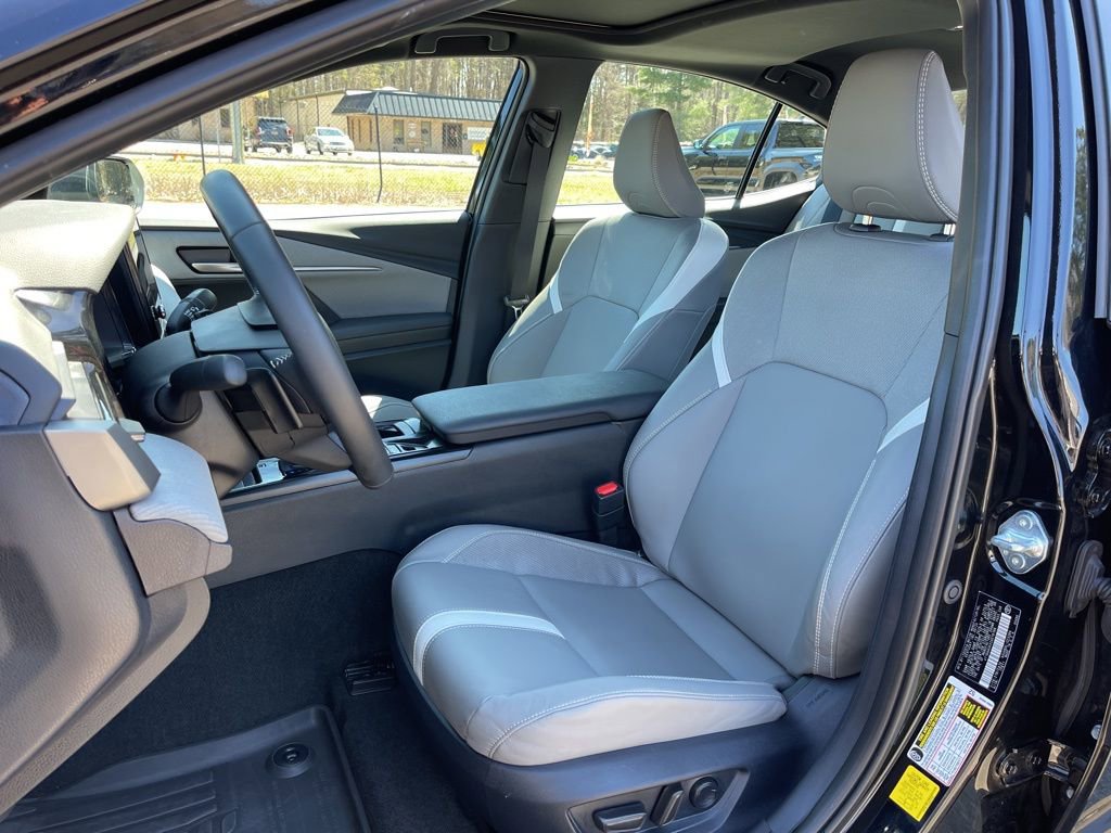 Used 2025 Toyota Camry SE w/ Convenience Package image 19