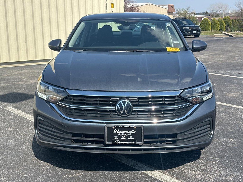 Used 2024 Volkswagen Jetta SE image 2