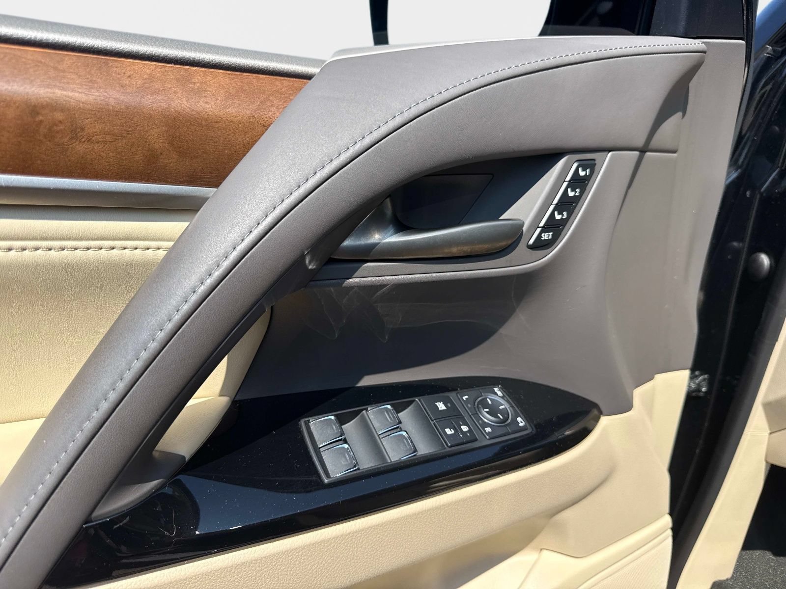 Used 2020 Lexus LX 570 4WD w/ 3rd Row & Luxury Pkg image 18