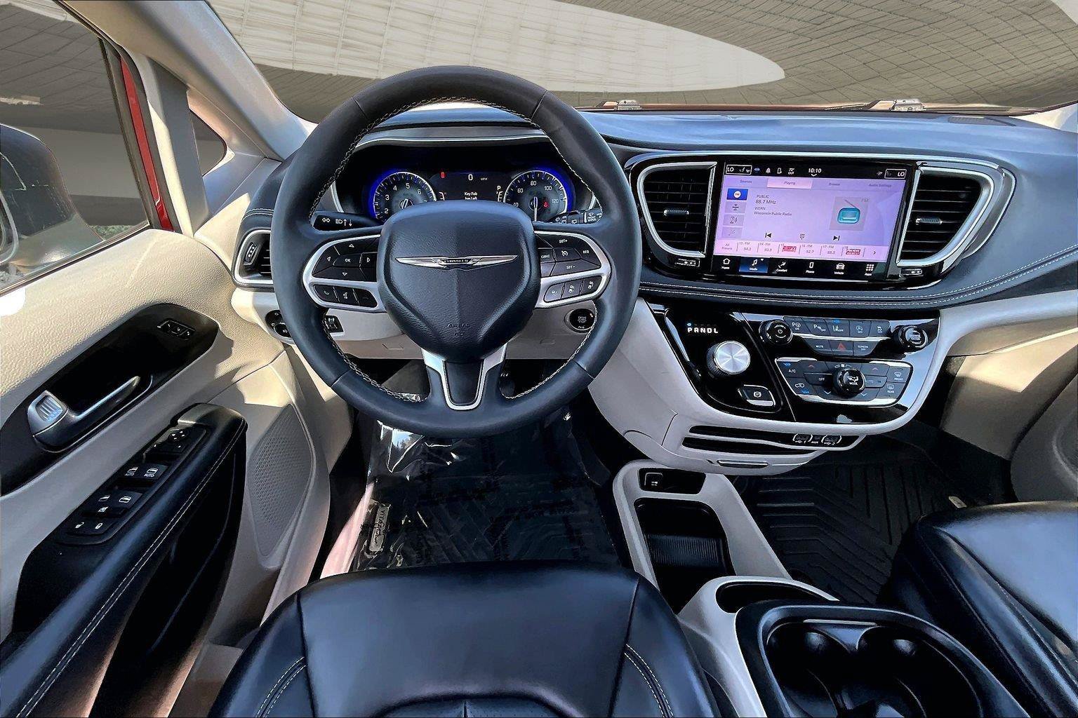 Used 2023 Chrysler Pacifica Touring-L AWD/4WD image 19
