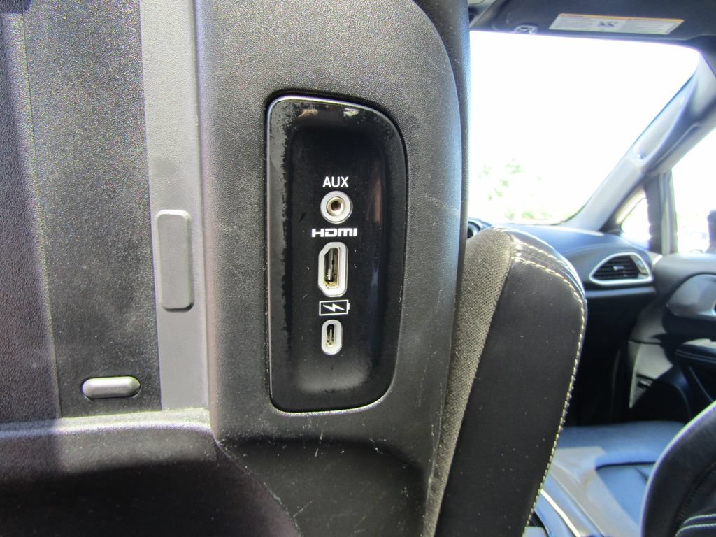 Used 2022 Chrysler Pacifica Limited w/ Uconnect Theater Family Group FWD image 40