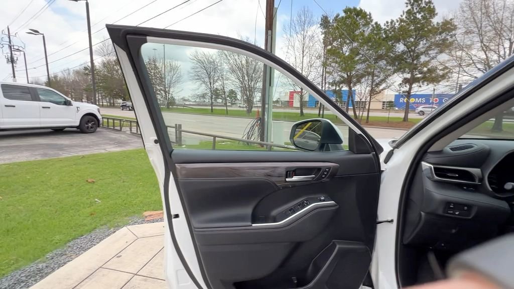 Used 2023 Toyota Highlander Limited image 34