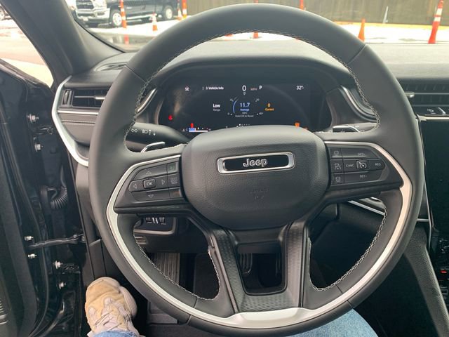 Used 2024 Jeep Grand Cherokee Laredo image 28