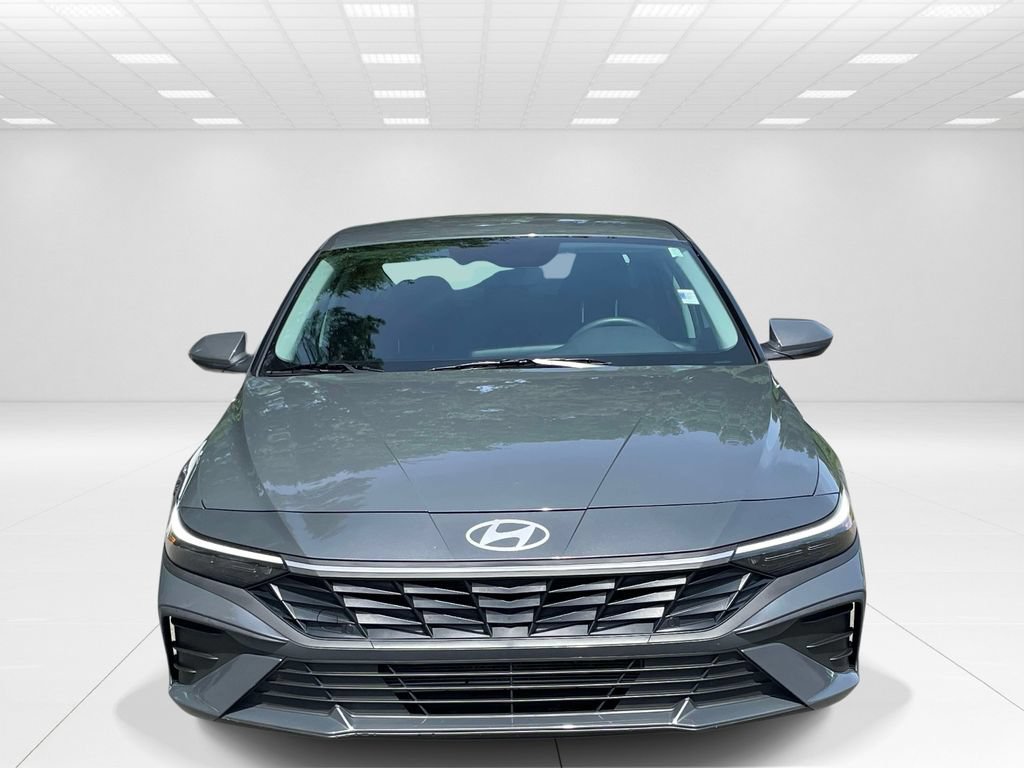 Certified 2025 Hyundai Elantra SE FWD image 2