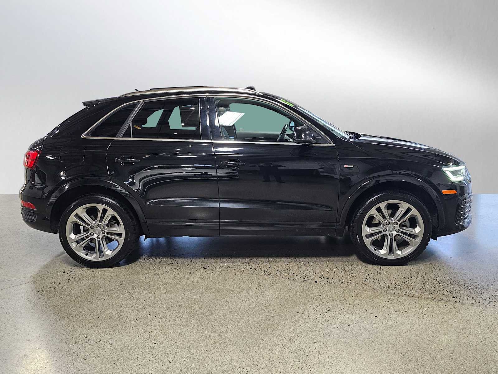 Used 2016 Audi Q3 2.0T Prestige w/ Prestige Package image 2