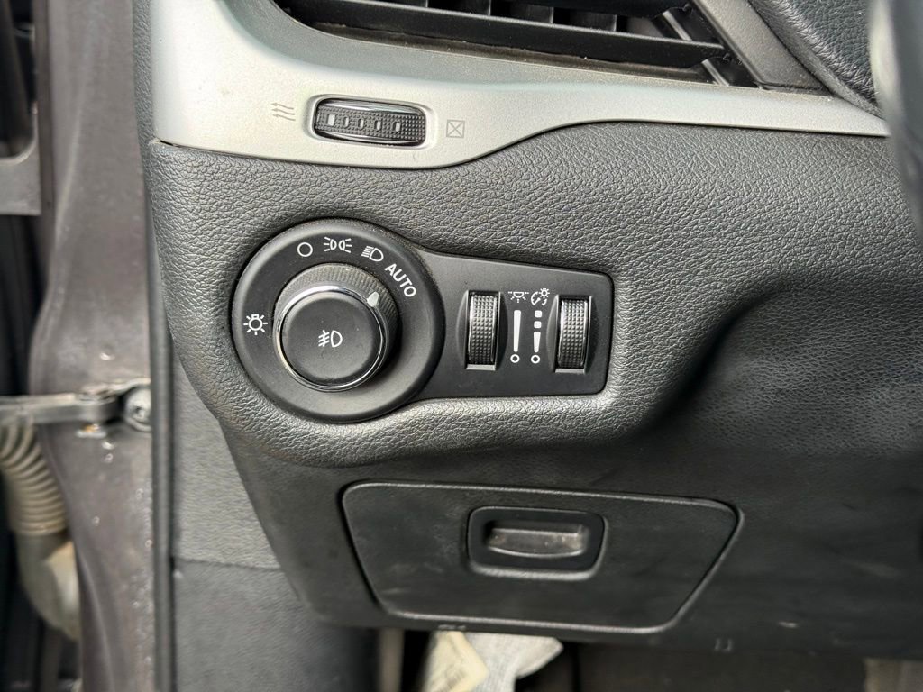 Used 2015 Jeep Cherokee Trailhawk w/ Cold Weather Group image 18