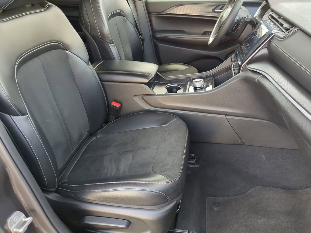 Used 2024 Jeep Grand Cherokee L Laredo image 30