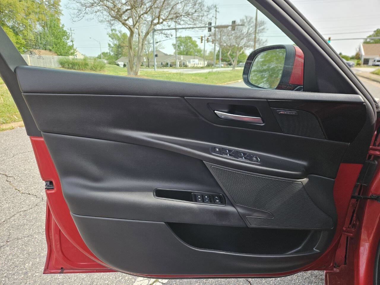 Used 2017 Jaguar XE Premium image 13