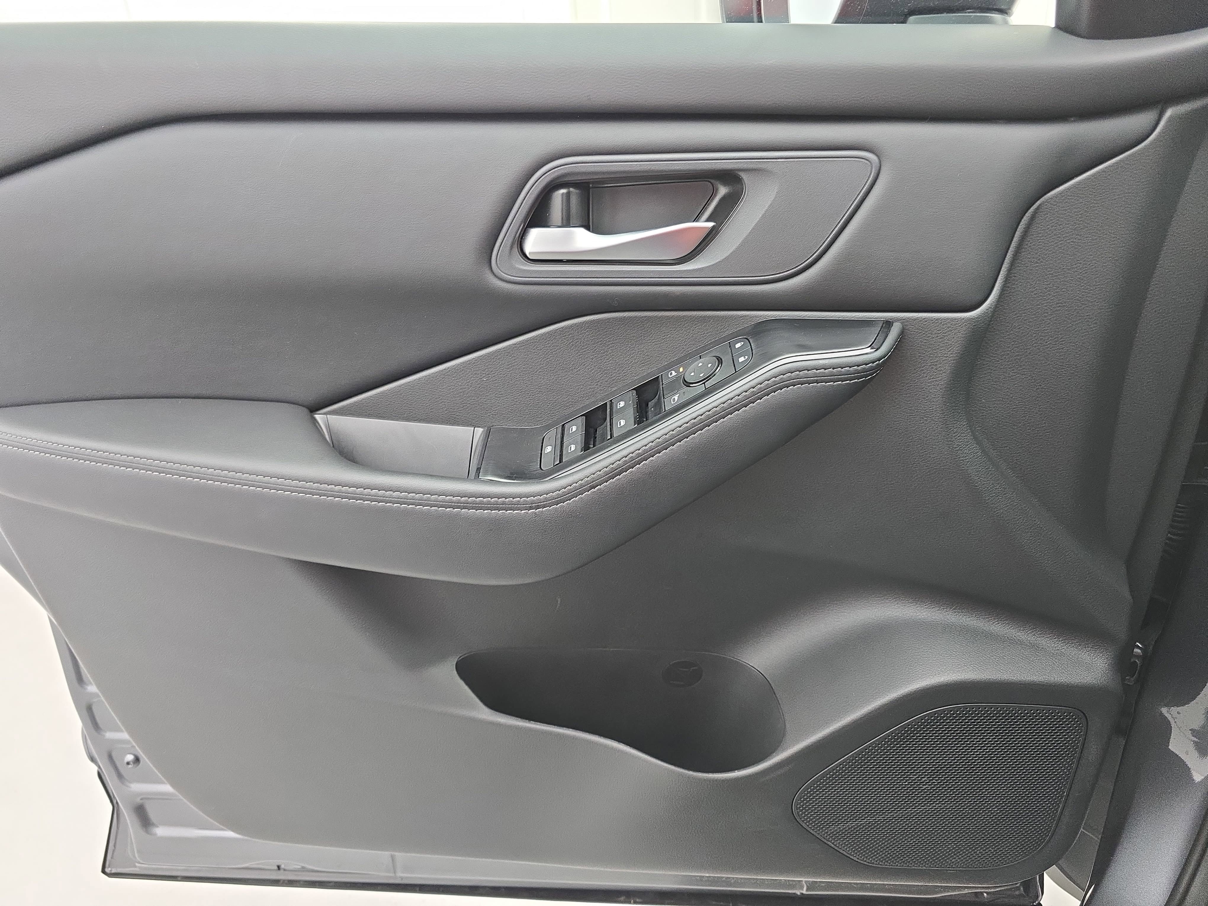 Certified 2025 Nissan Rogue SV FWD image 26