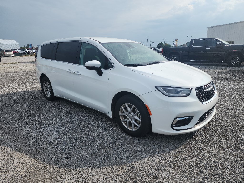 Used 2023 Chrysler Pacifica Touring-L FWD image 3