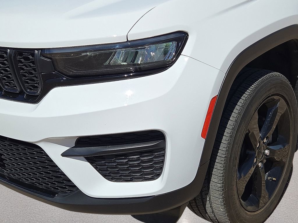 Used 2023 Jeep Grand Cherokee Altitude RWD image 9