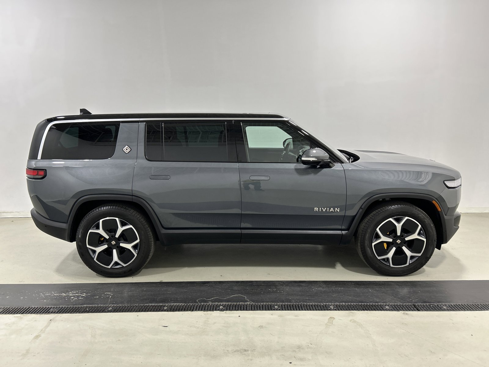 Used 2024 Rivian R1S Adventure image 6