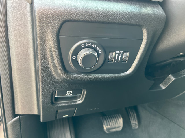 Certified 2025 Jeep Grand Cherokee Altitude AWD/4WD image 13