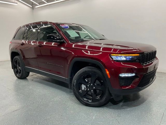 Used 2025 Jeep Grand Cherokee Limited w/ Black Appearance Package AWD/4WD image 2
