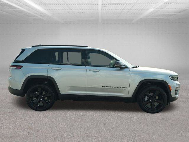 Certified 2025 Jeep Grand Cherokee Limited w/ Luxury Tech Group II AWD/4WD image 10