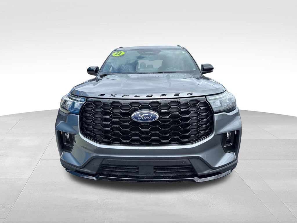 Used 2025 Ford Explorer ST-Line w/ ST-Line Street Pack AWD/4WD image 9