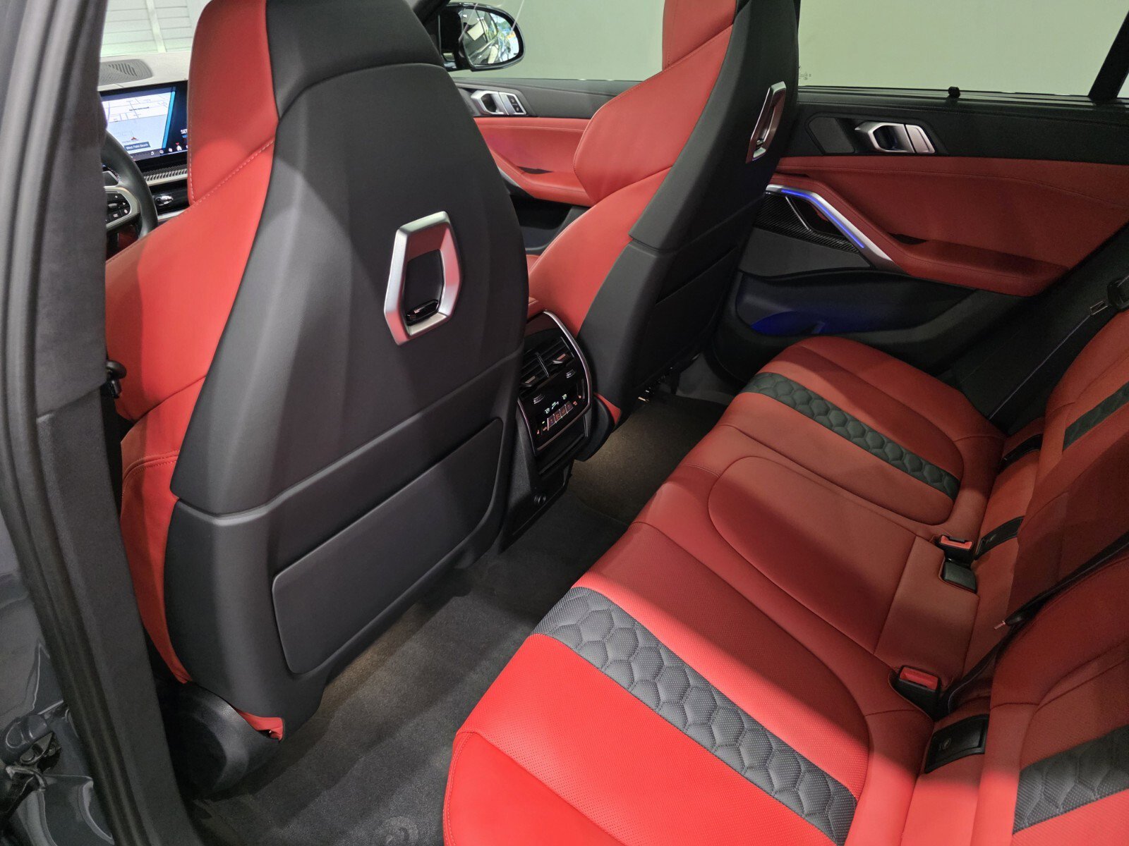 Used 2025 BMW X6 M Competition w/ Executive Package image 12