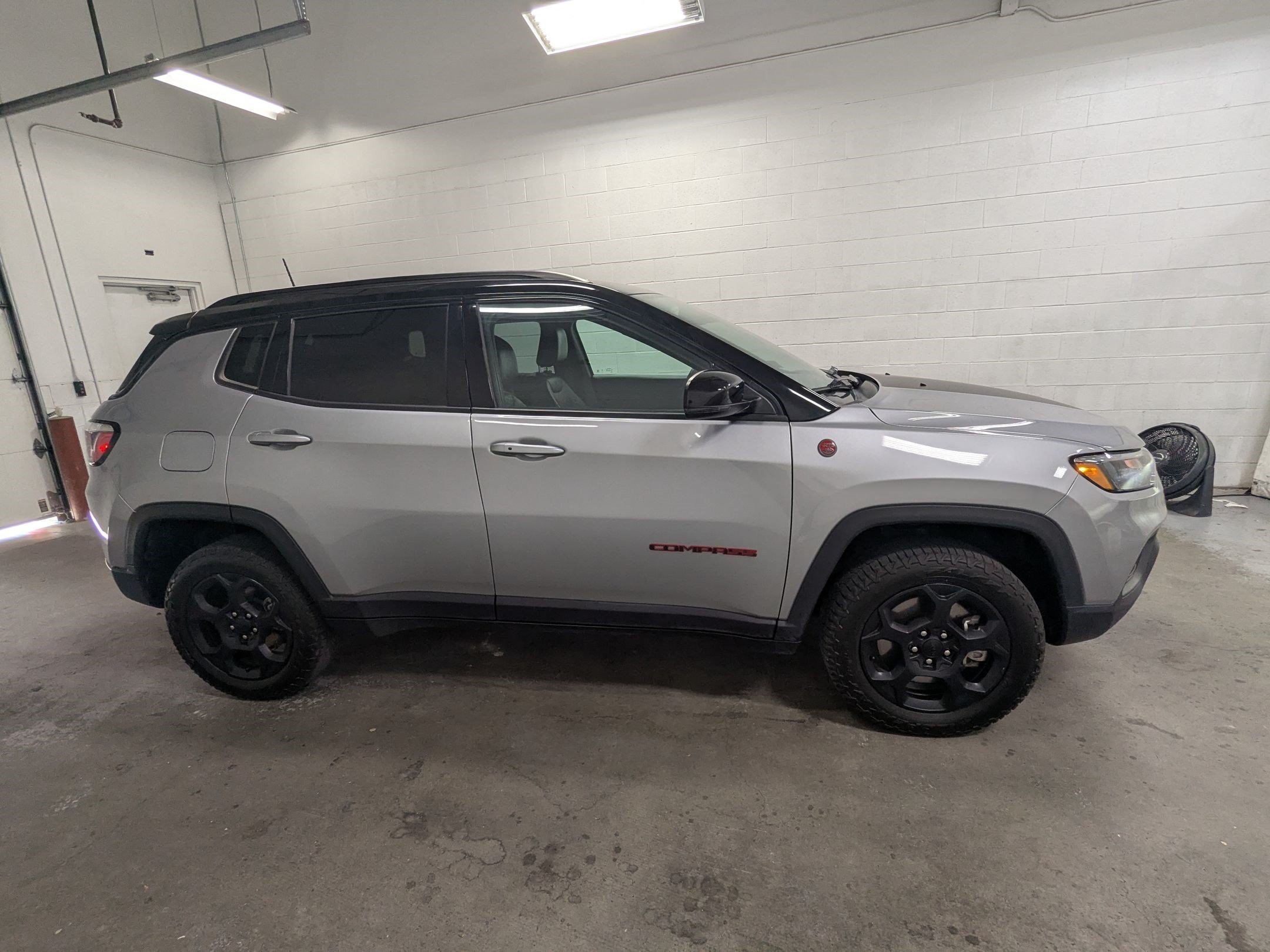Used 2023 Jeep Compass Trailhawk w/ Trailhawk Convenience Group AWD/4WD image 3