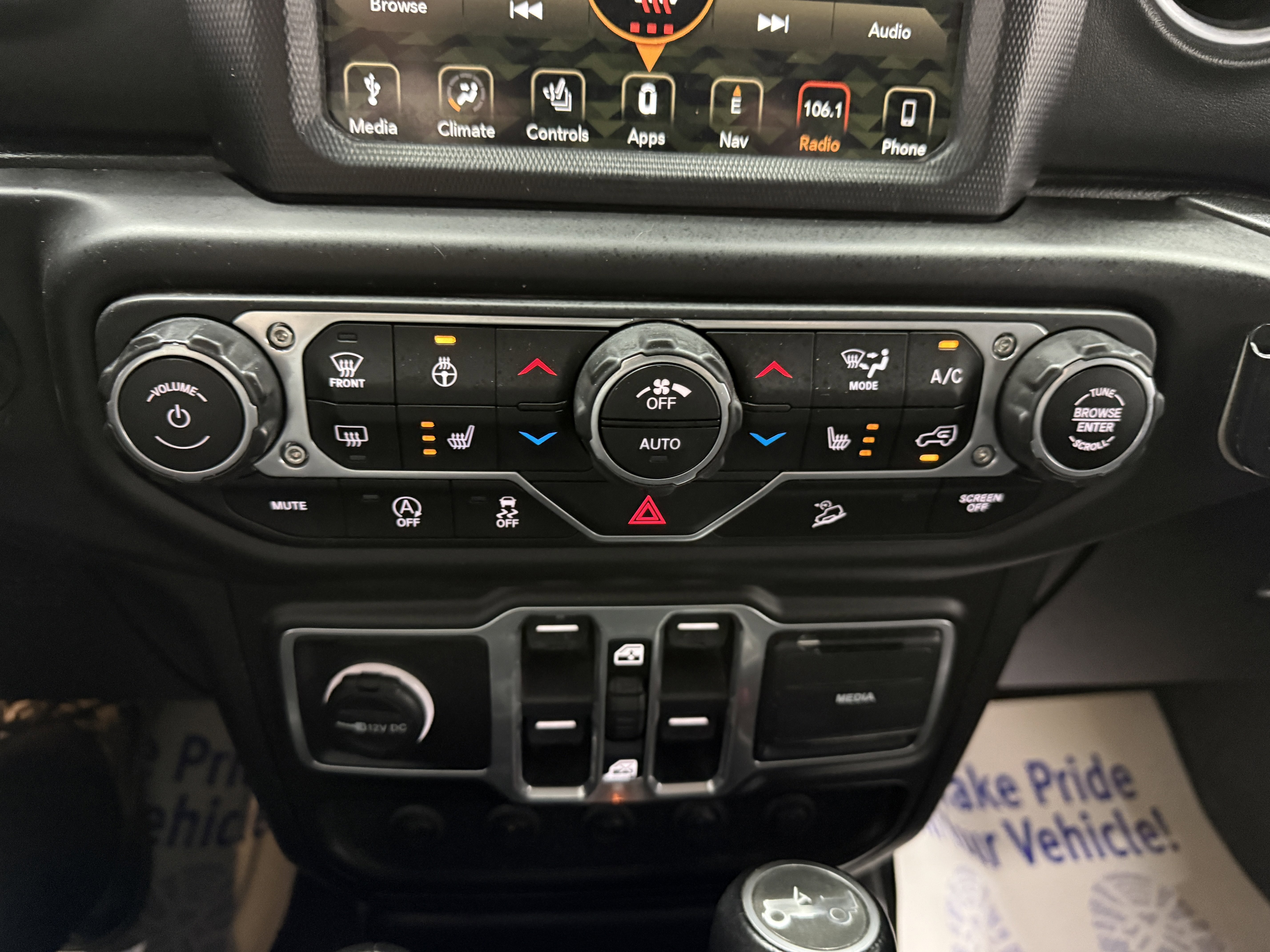 Used 2018 Jeep Wrangler Unlimited Sahara w/ Uconnect 4C Nav & Sound Group AWD/4WD image 18