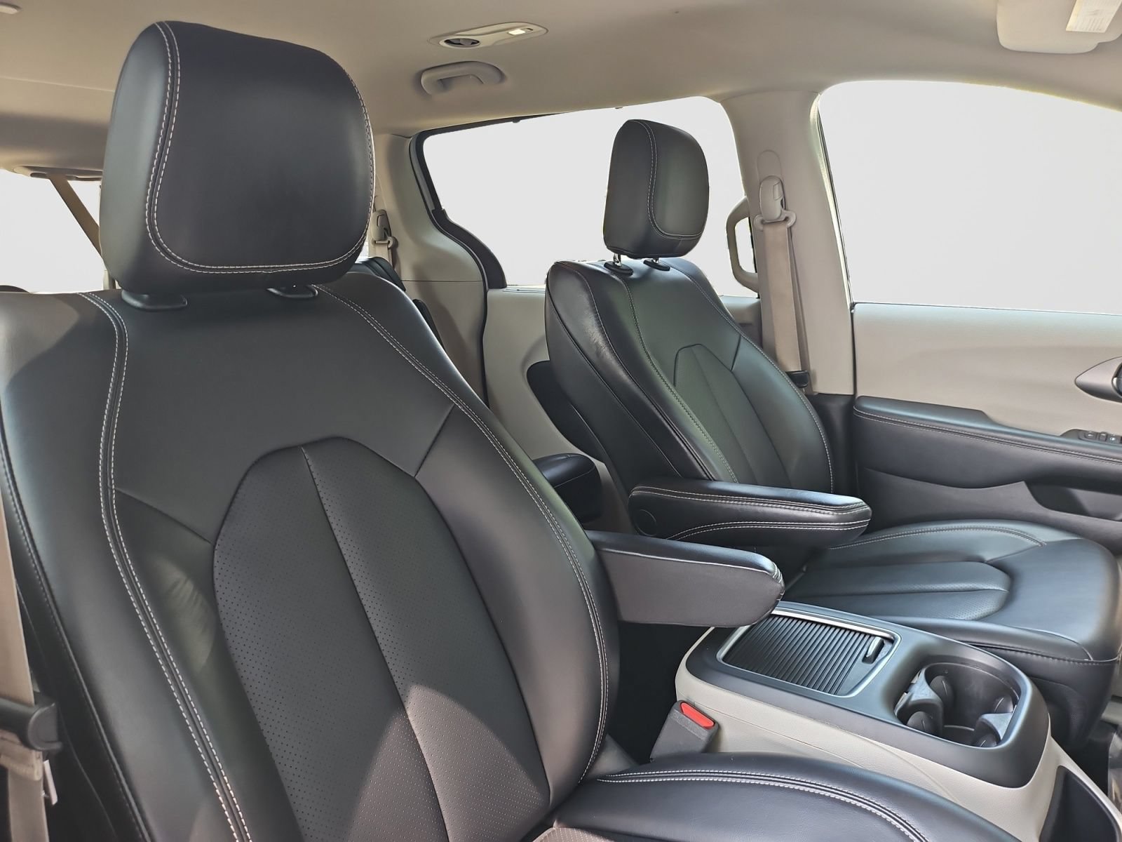 Used 2023 Chrysler Pacifica Touring-L FWD image 18