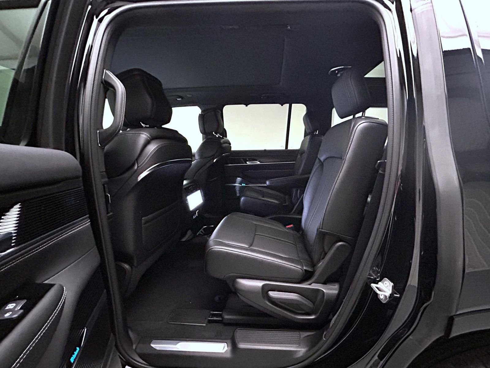 New 2026 Jeep Grand Wagoneer Summit AWD/4WD image 11