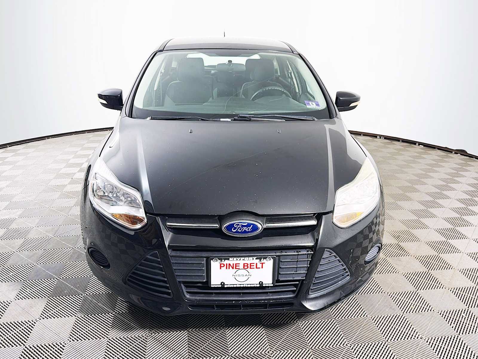 Used 2013 Ford Focus SE w/ SE Winter Pkg FWD image 2