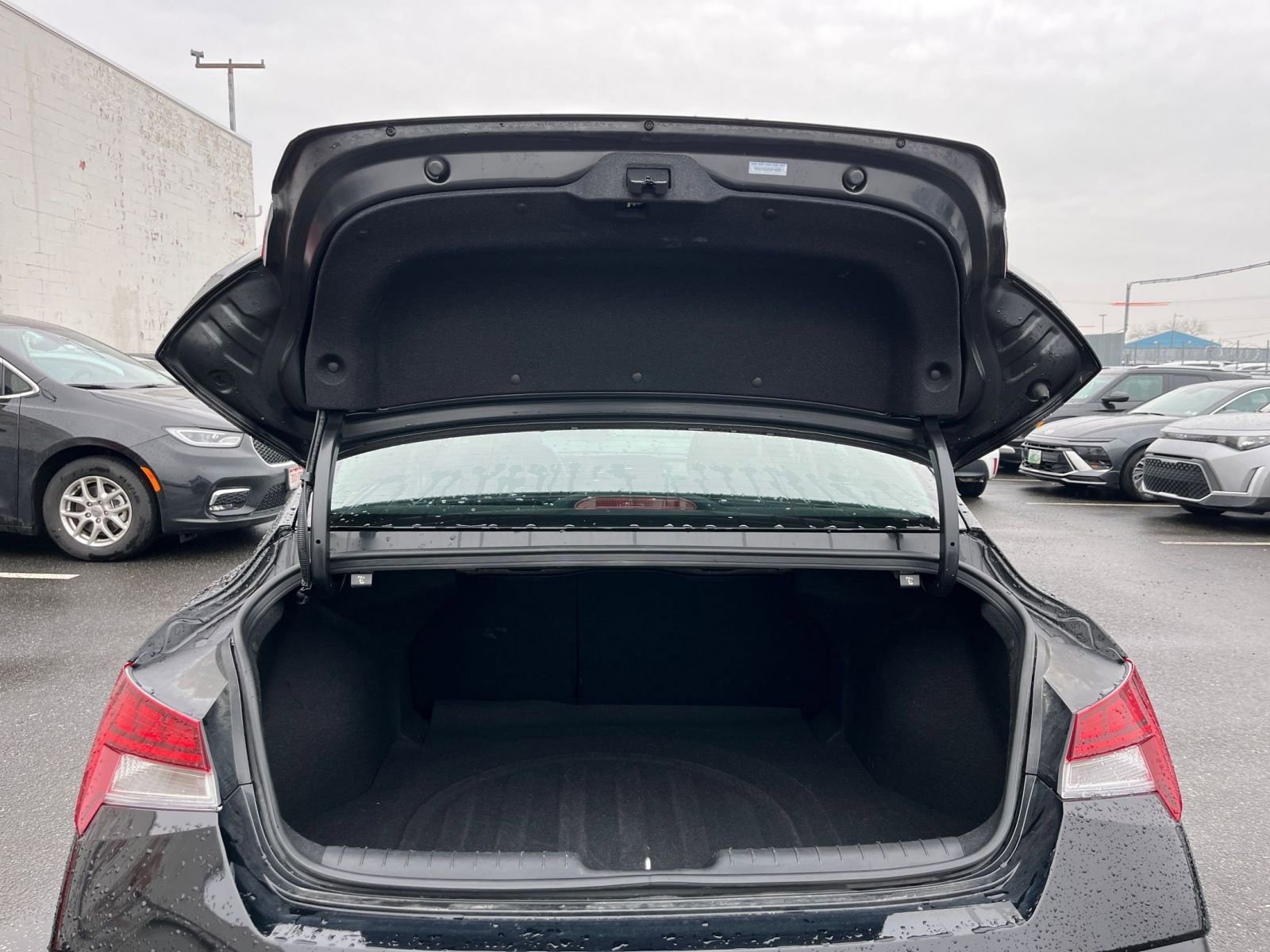 Used 2025 Hyundai Elantra SEL image 32