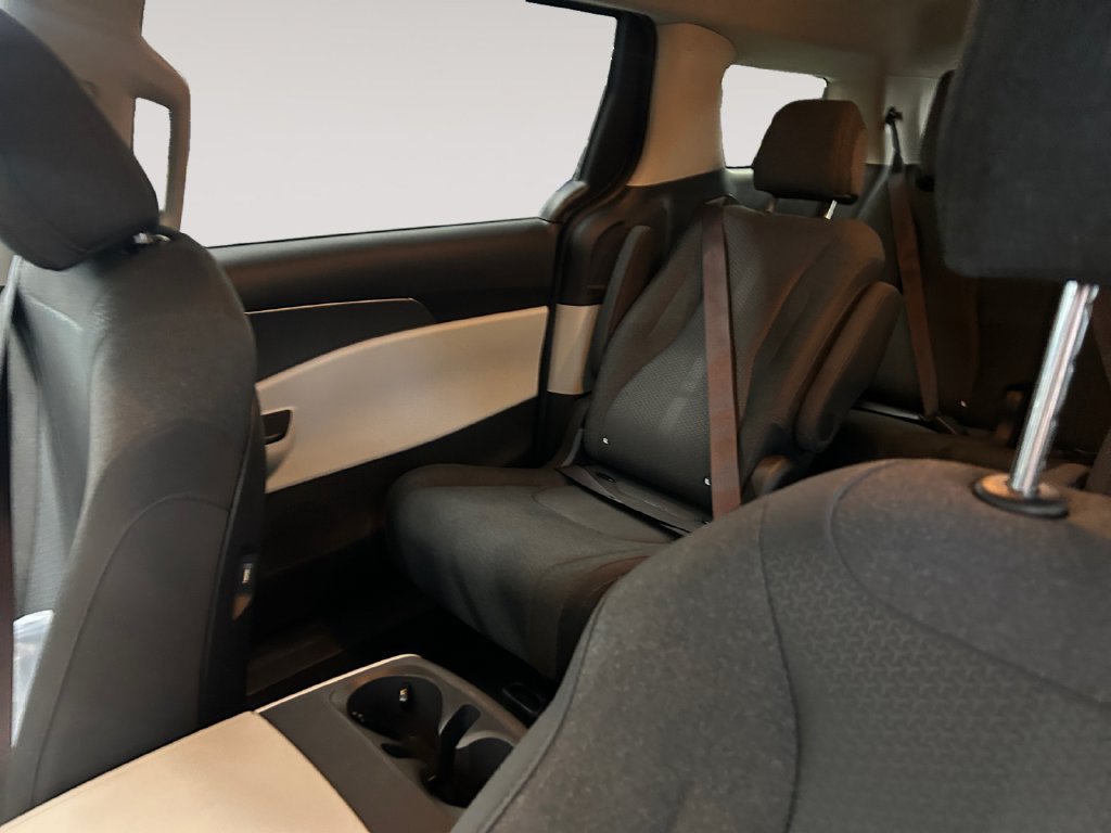 Used 2022 Kia Carnival LX FWD image 15