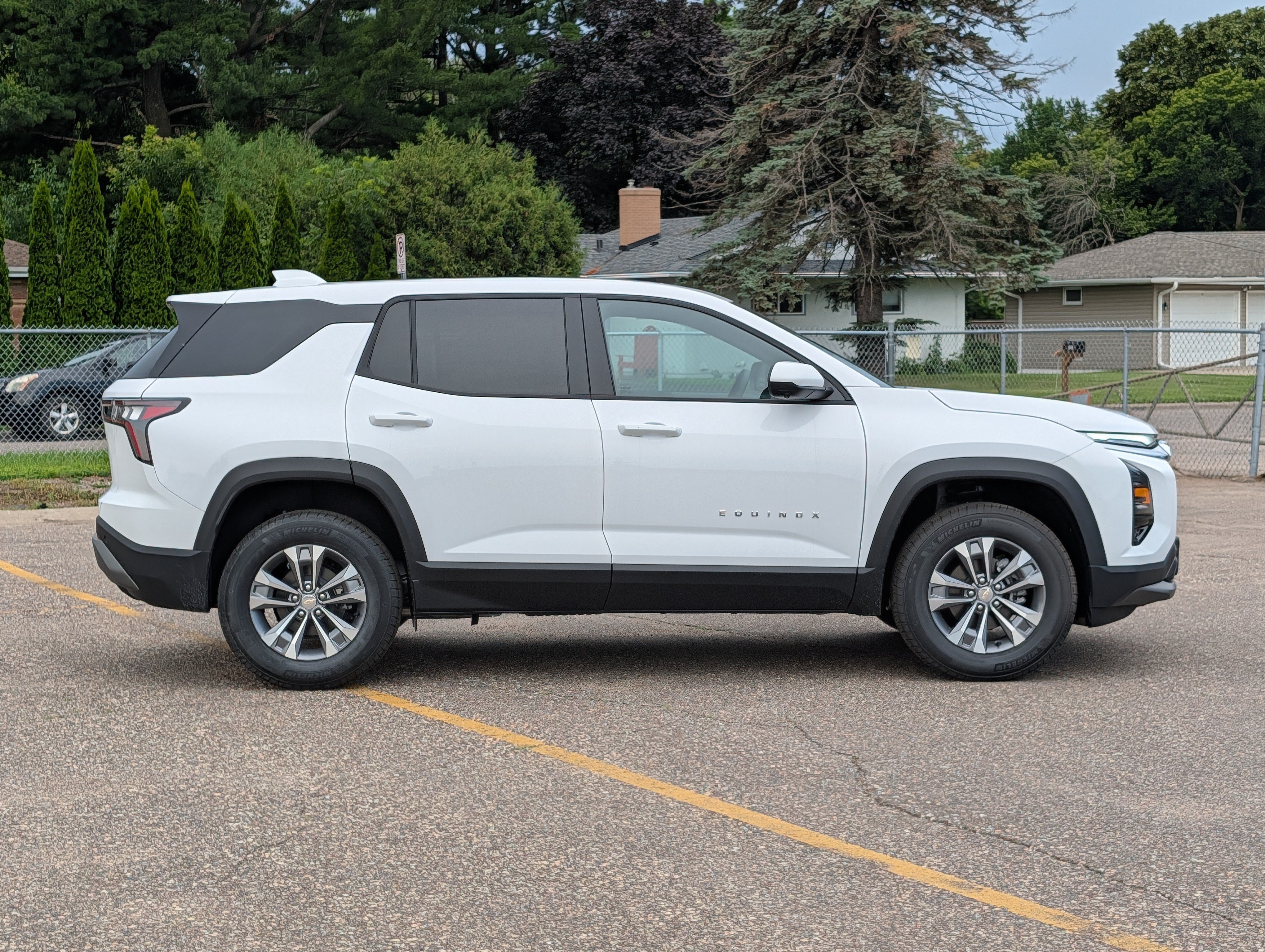 New 2026 Chevrolet Equinox LT w/ Convenience Package II AWD/4WD image 2