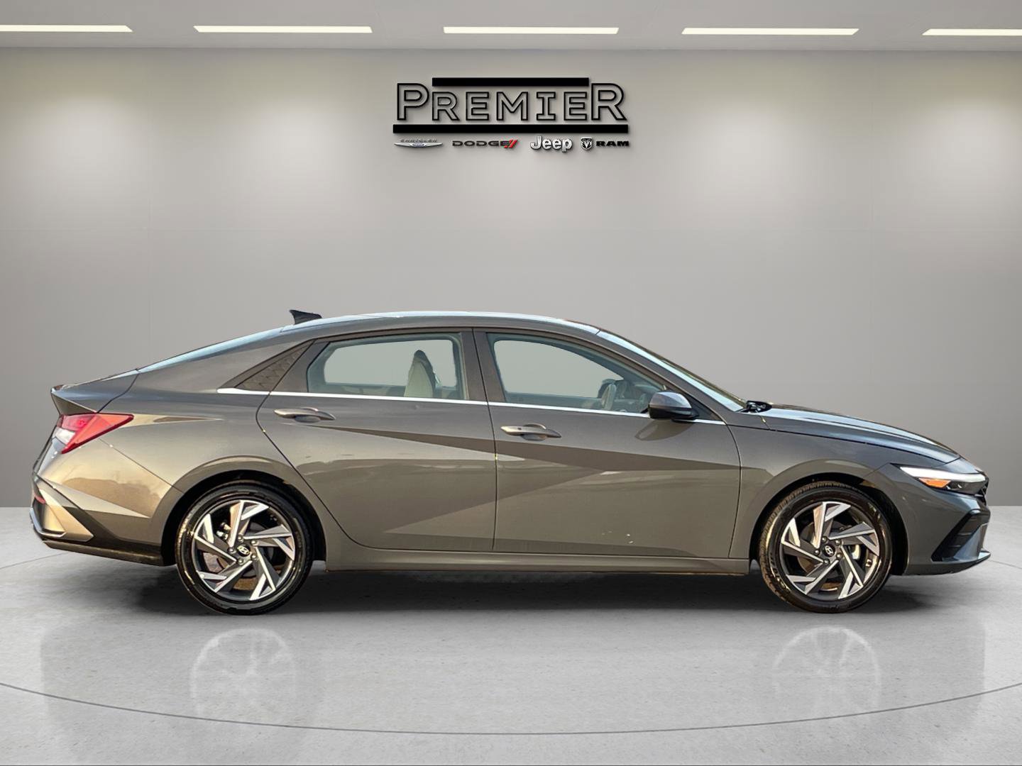 Used 2025 Hyundai Elantra SEL image 4