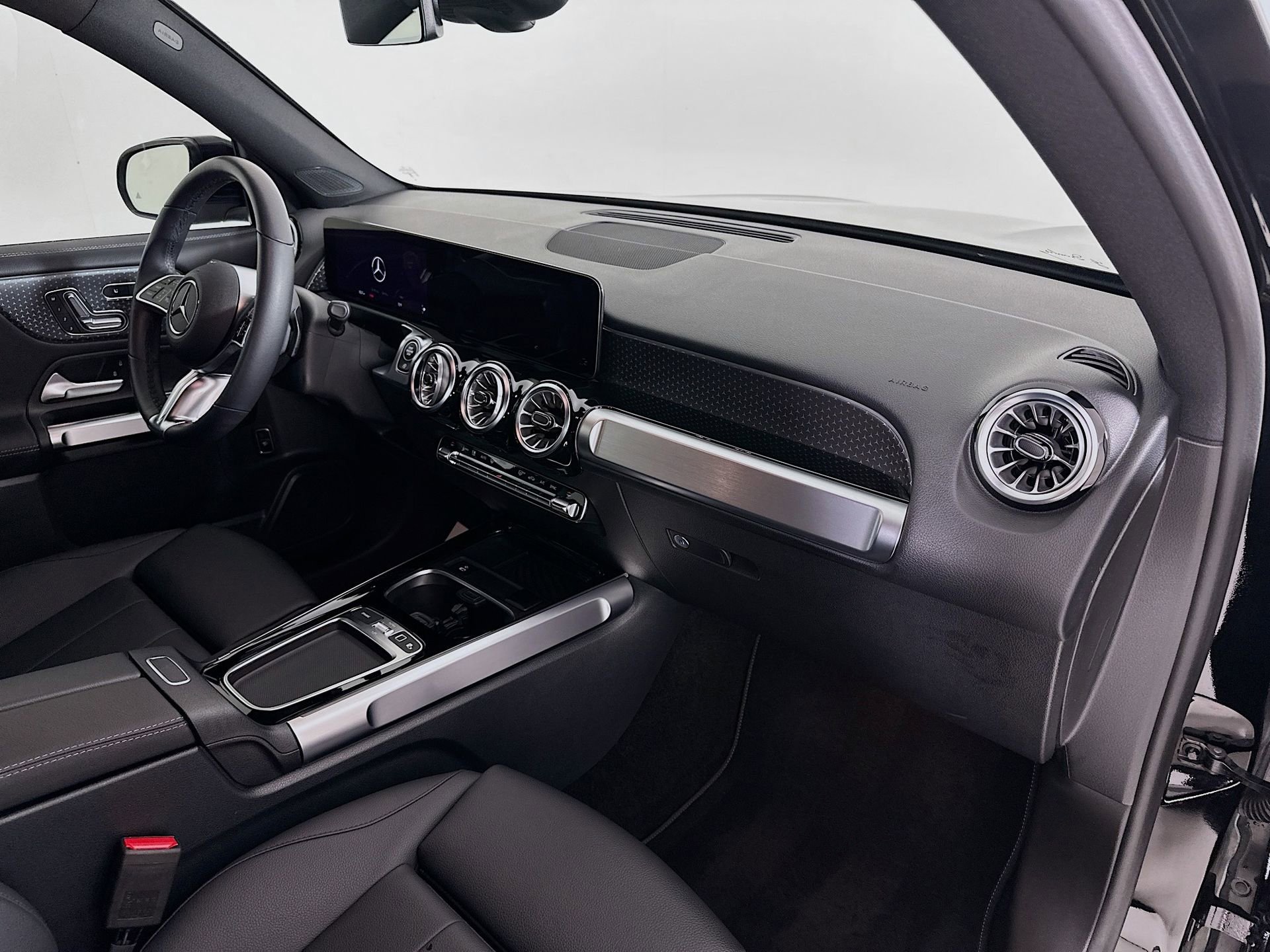 Certified 2025 Mercedes-Benz GLB 250 image 30