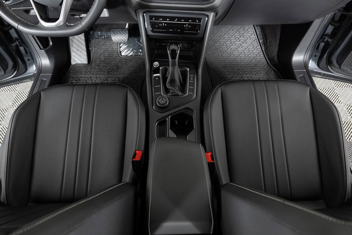 Used 2023 Volkswagen Tiguan SE image 39