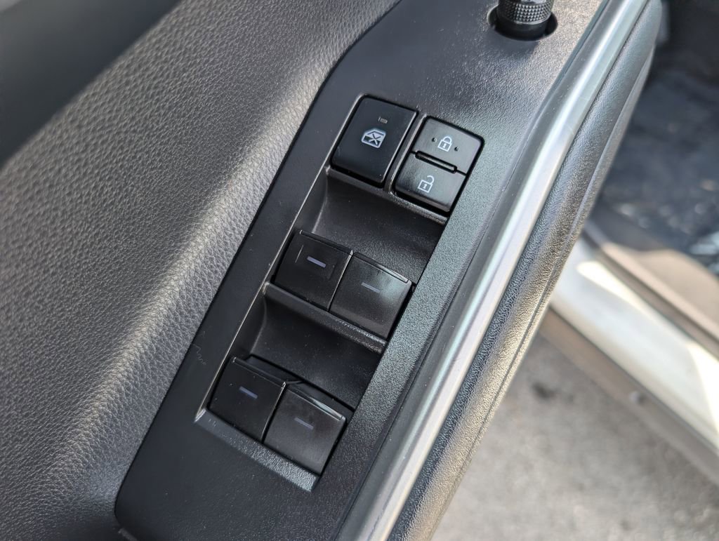 Used 2022 Toyota Highlander XLE AWD/4WD image 16