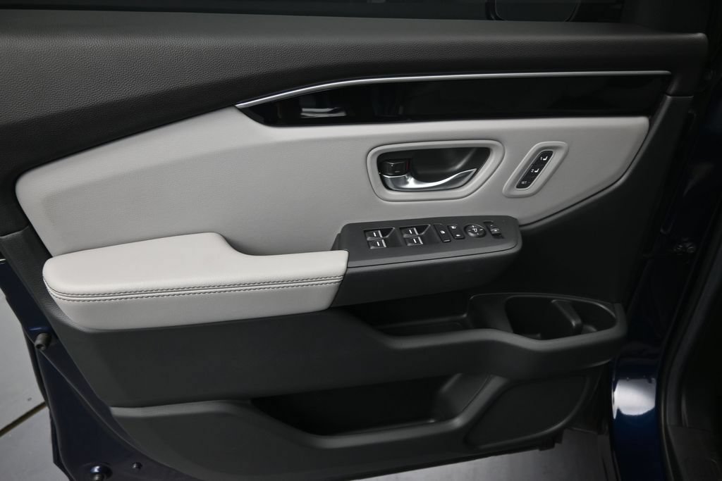 Used 2025 Honda Pilot Touring image 10