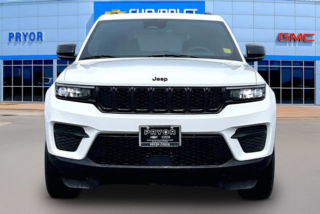 Used 2025 Jeep Grand Cherokee Altitude AWD/4WD image 2