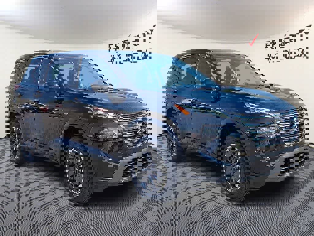 Used 2025 Nissan Rogue SV image 3