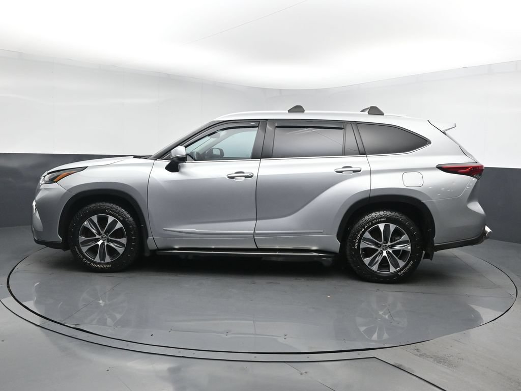 Used 2022 Toyota Highlander XLE AWD/4WD image 4