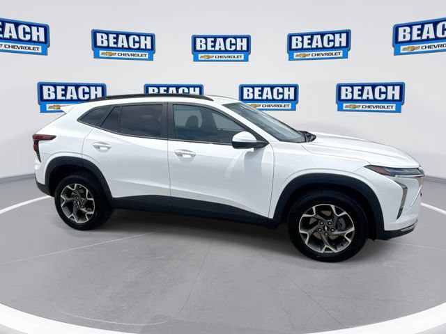 Used 2025 Chevrolet Trax LT w/ LT Convenience Package FWD image 9