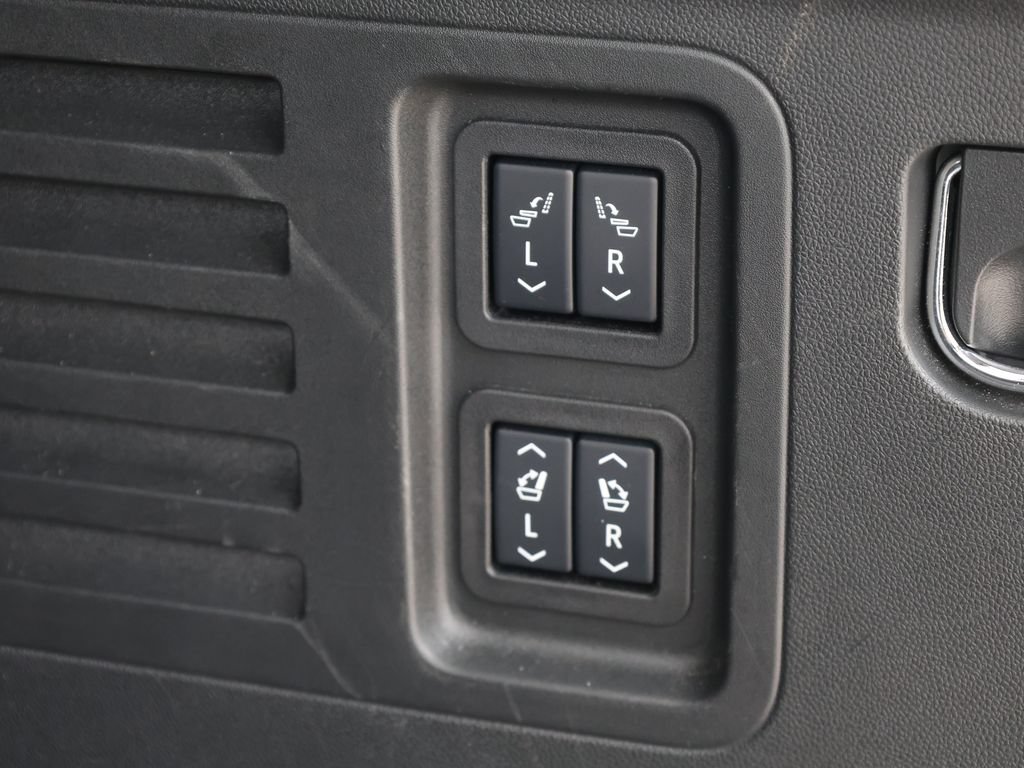 Used 2025 Chevrolet Traverse RS FWD image 9