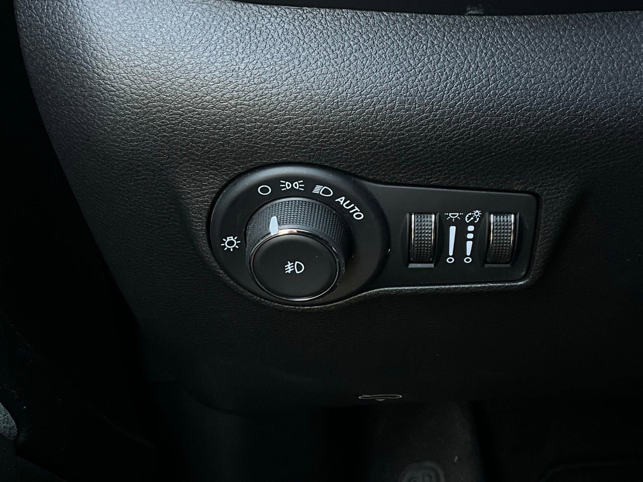 Used 2025 Jeep Compass Latitude image 21