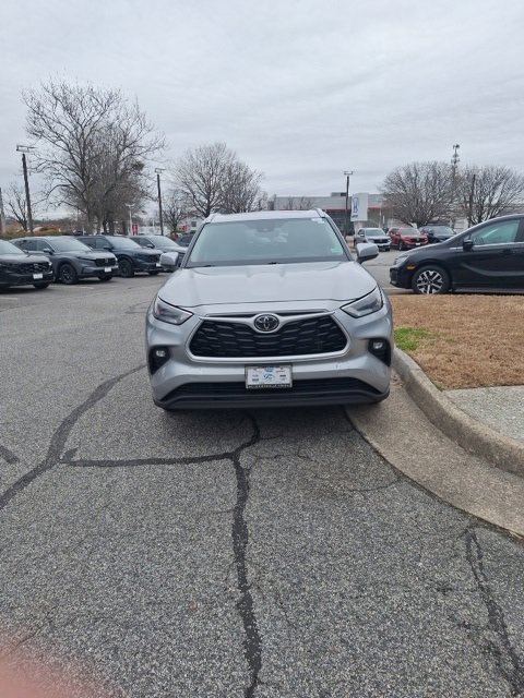 Used 2024 Toyota Highlander LE image 2