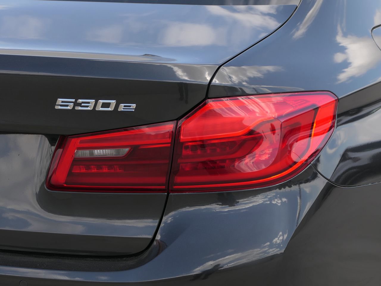 Used 2020 BMW 530e w/ Convenience Package image 4