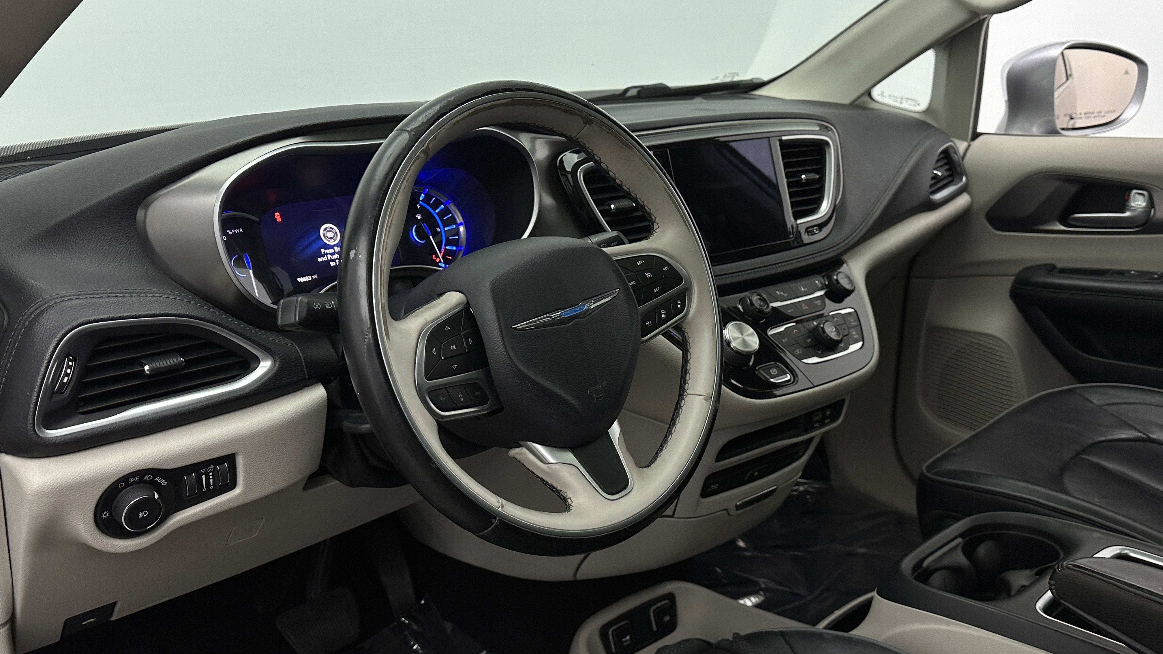 Used 2018 Chrysler Pacifica Limited w/ Advanced Safetytec Group FWD image 10