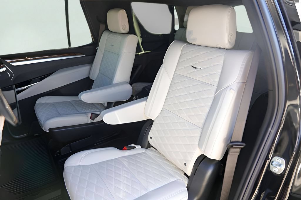 Used 2025 Cadillac Escalade Sport Platinum w/ LPO, Floor Liner Package AWD/4WD image 19